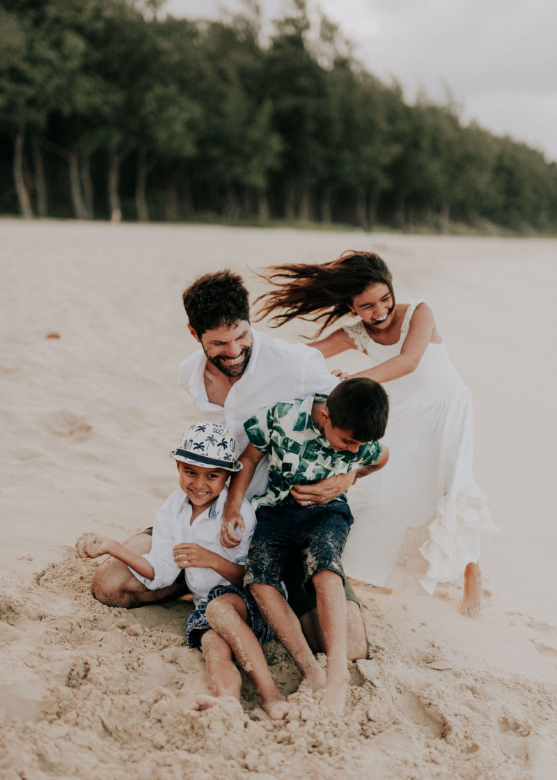 El artista y sus tres hijos.