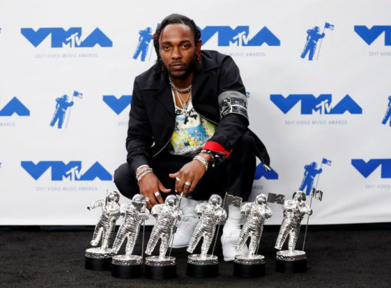 Kendrick Lamar con sus galardones en los MTV VMA.