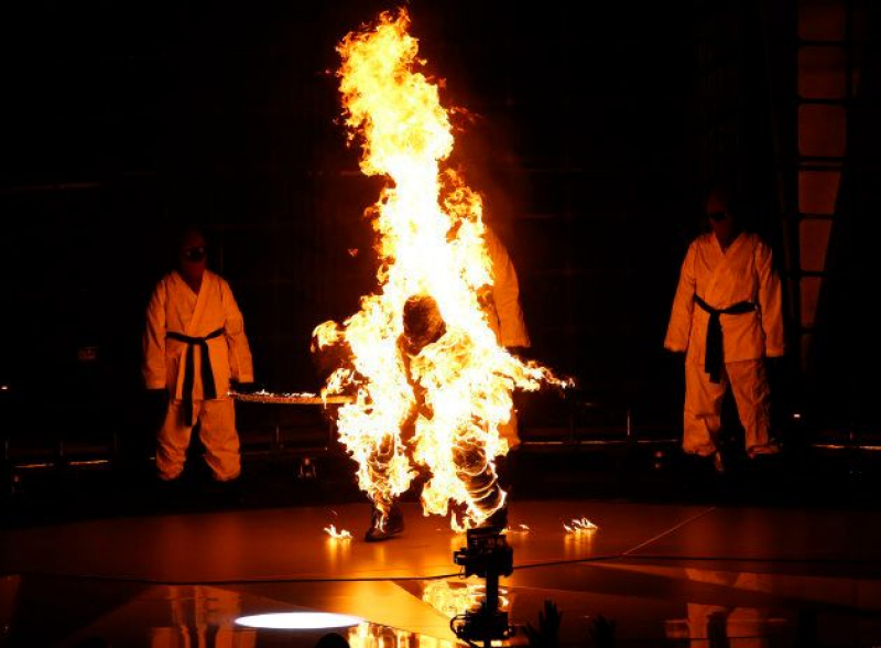 Un bailarín en llamas en la actuación de Kendrick Lamar en los MTV VMA.