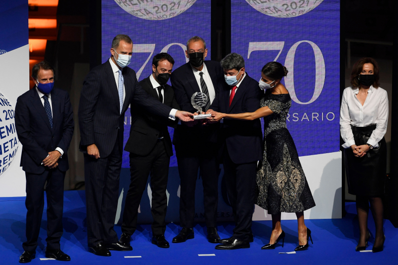 Jorge Díaz, Agustín Martinez y Antonio Mercero, recibiendo el Premio Planeta de manos de los reyes.