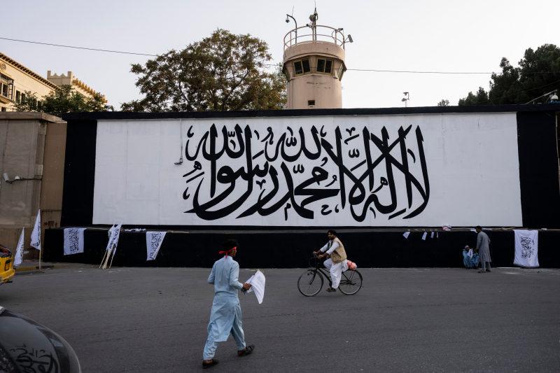 La bandera talibán, pintada en el muro de la antigua embajada de EEUU en Kabul, en una imagen del 11 de septiembre. 