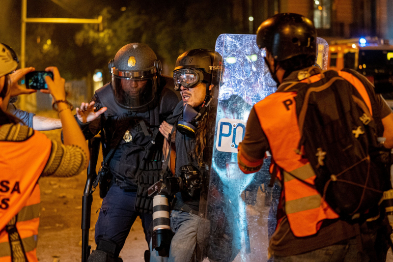 Detención del fotoperiodista de El País Albert García mientras cubría una manifestación en Barcelona el 18 de octubre de 2019. 