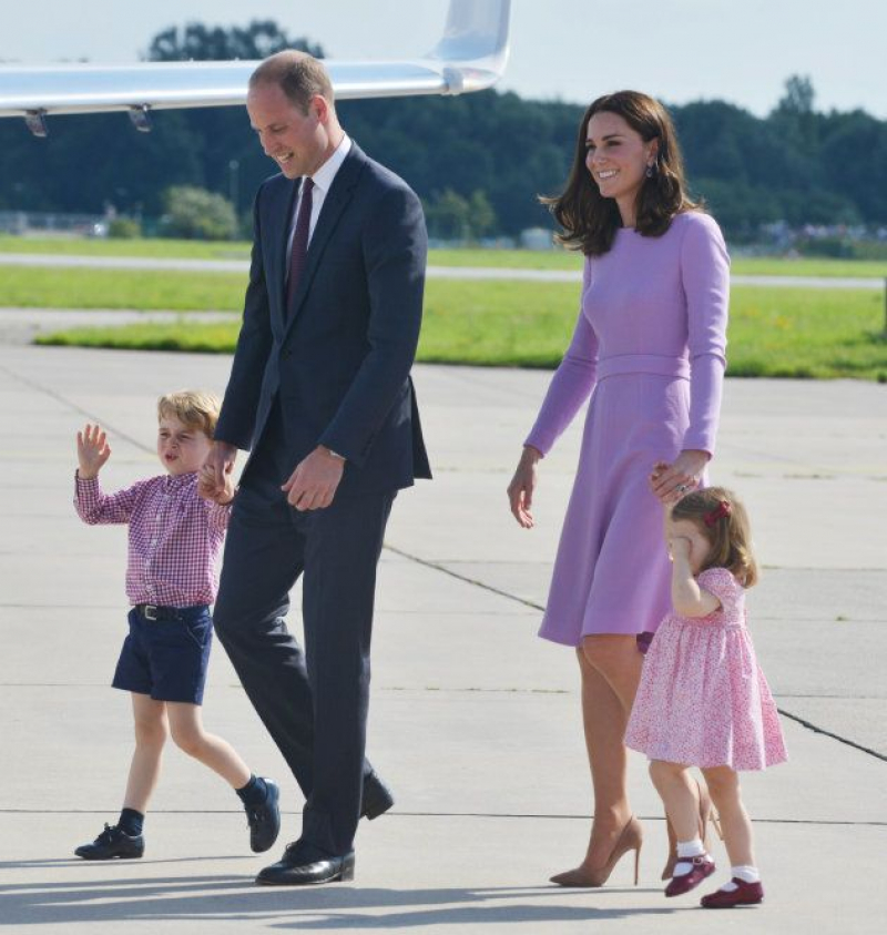 Los duques de Cambridge saliendo del aeropuerto de Hamburgo en su último día de viaje oficial a Polonia y Alemania.