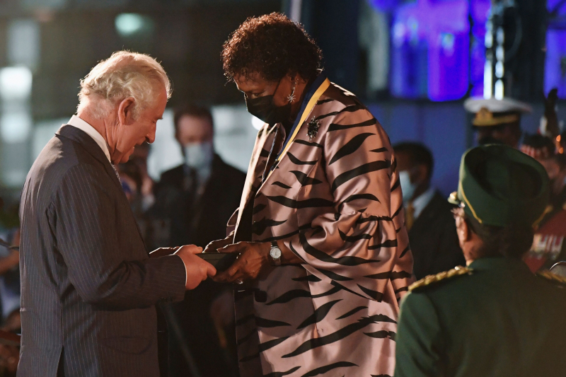 La presidenta Sandra Mason y en príncipe Carlos, en la ceremonia de esta noche. 