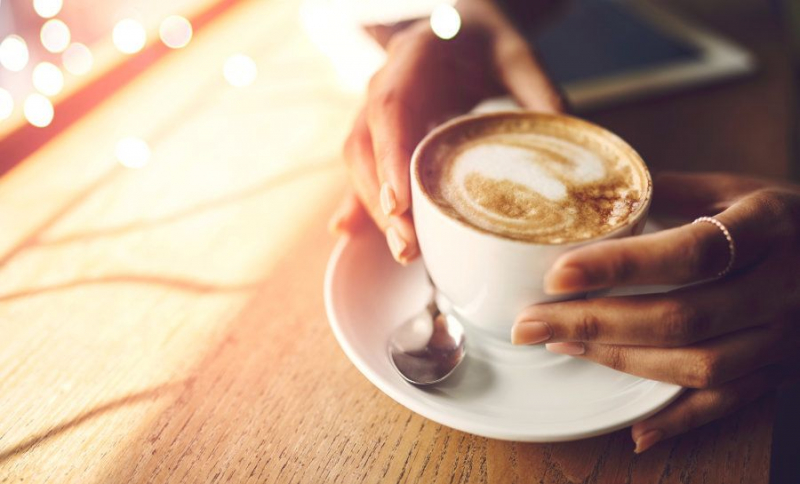 Limita el consumo de café a 1 o 2 tazas al día y tómate el último al menos unas 10 horas antes de irte a la cama.