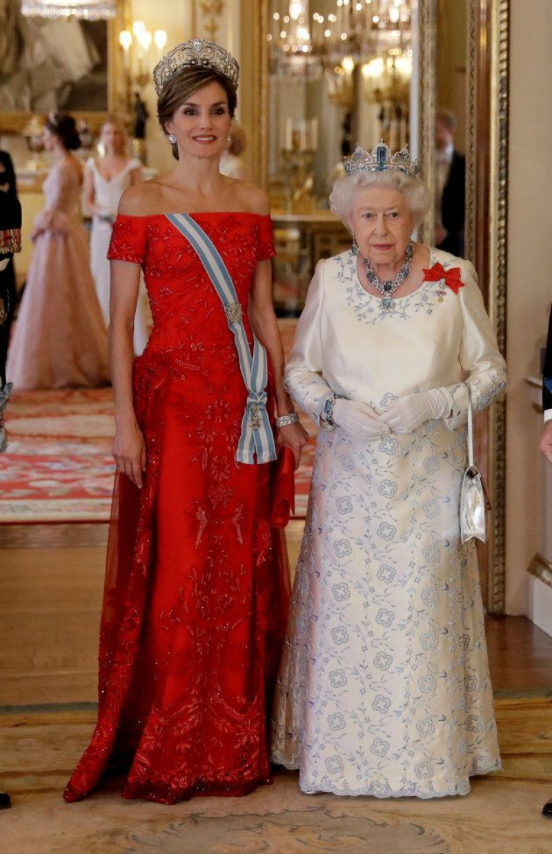 La reina Letizia junto a la reina Isabel II en la cena de gala ofrecida a los reyes de España en el Palacio de Buckingham.