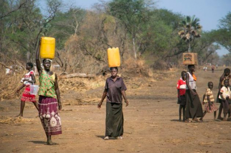 Mujeres acuden a recoger agua en el campo de refugiados de Palorinya, Uganda.