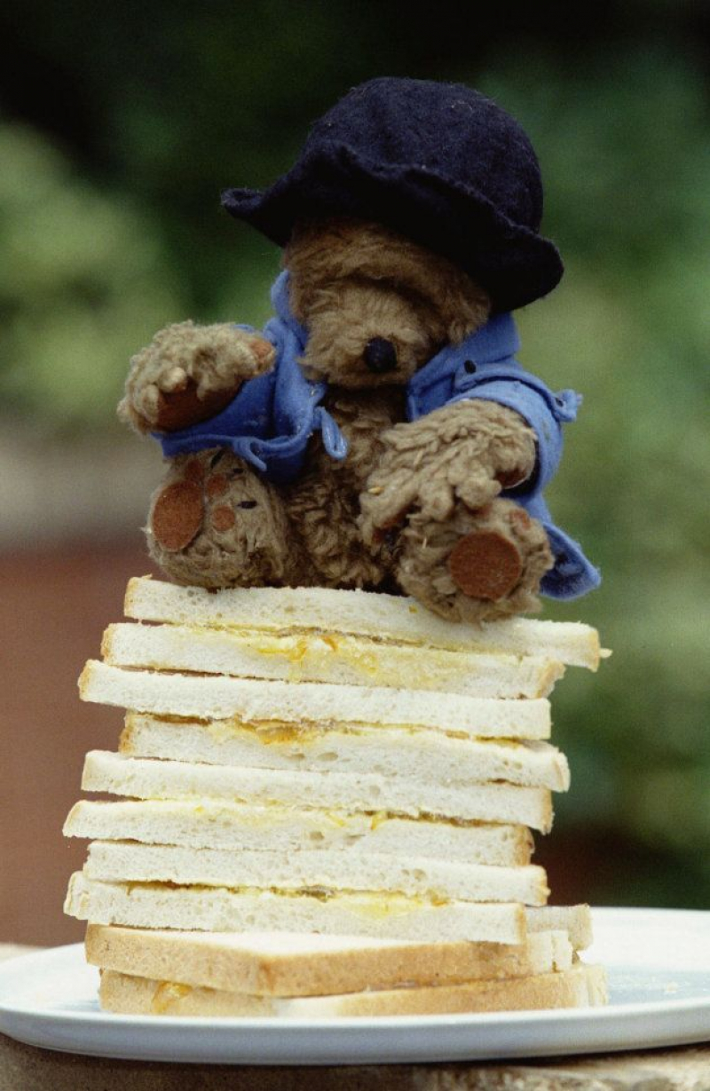 La figura original del osito Paddington sobre una torre de sándwiches de mermelada.