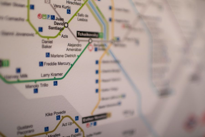 La exposición 'LGTBIfobia y derechos humanos' incluye un mapa de Metro alternativo: todas las estaciones llevan el nombre de un personaje gay para reivindicar que en el plano de Metro de Madrid original no aparece el nombre de ninguna persona LGTB.