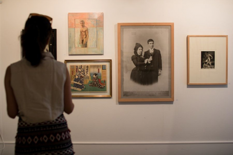 Una representación de San Sebastián, una pintura inspirada en los onnagata (actores japoneses de teatro que se travestían) y una fotografía de Marcela y Elisa, en la exposición 'LGTBIfobia'.