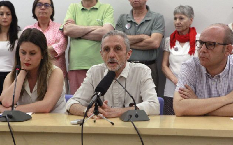 Luis Suárez-Carreño, junto a varios integrantes de la Coordinadora Estatal de Apoyo a la Querella Argentina contra los Crímenes del Franquismo (CEAQUA), en la presentación de la querella.