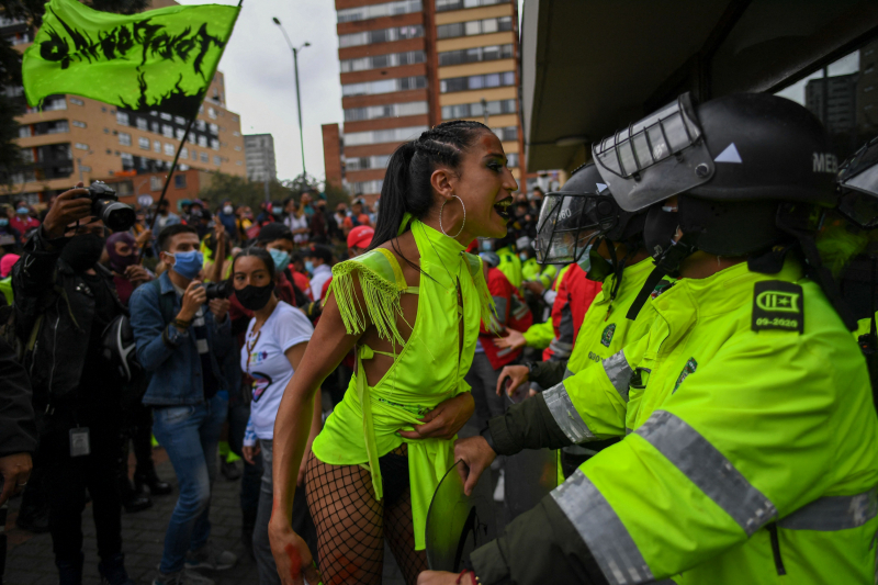 Una mujer de la comunidad LGBTI se encara con un antidisturbios durante una protesta contra el Gobierno del colombiano Iván Duque, en Bogotá, en mayo de 2021.