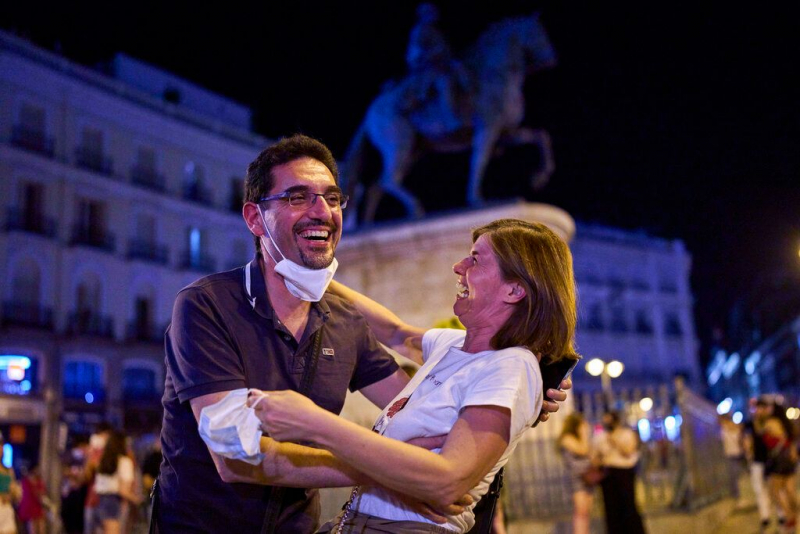 Una pareja celebra el primer día sin mascarilla en exteriores en España desde que comenzó la pandemia. El 26 de junio de 2021, en la Puerta del Sol de Madrid.
