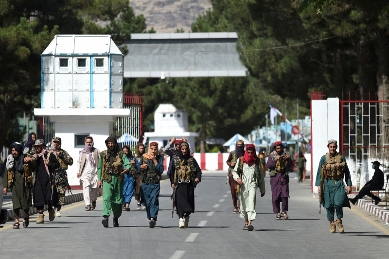Los talibanes entran al aeropuerto de Kabul, el 28 de agosto de 2021. 
