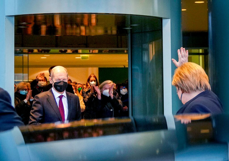 La ya ex canciller alemana Angela Merkel se despide del actual canciller, Olaf Scholz, tras la toma de posesión de este último, el 8 de diciembre de 2021, en Berlín. 