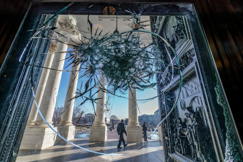 Cristales aún rotos en las puertas del Capitolio, el 12 de enero del pasado año. 