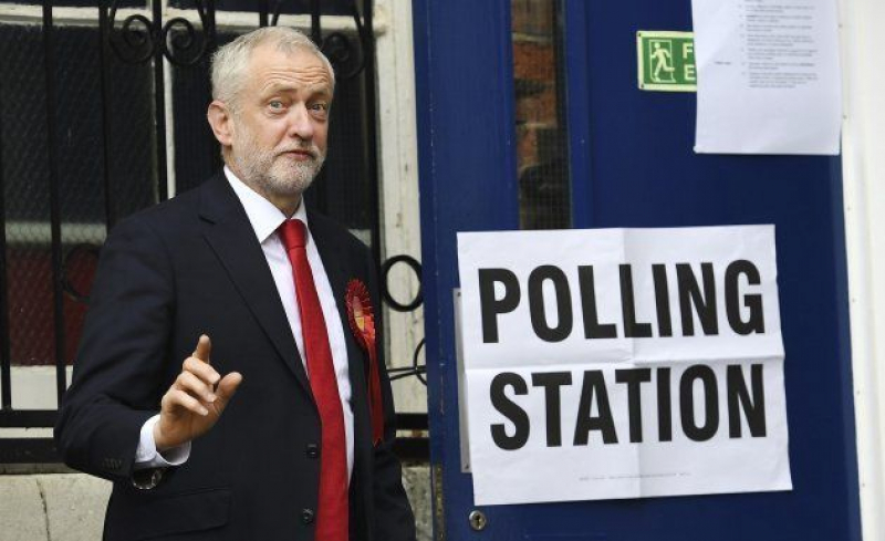 El laborista Jeremy Corbyn, a su llegada a su colegio electoral.