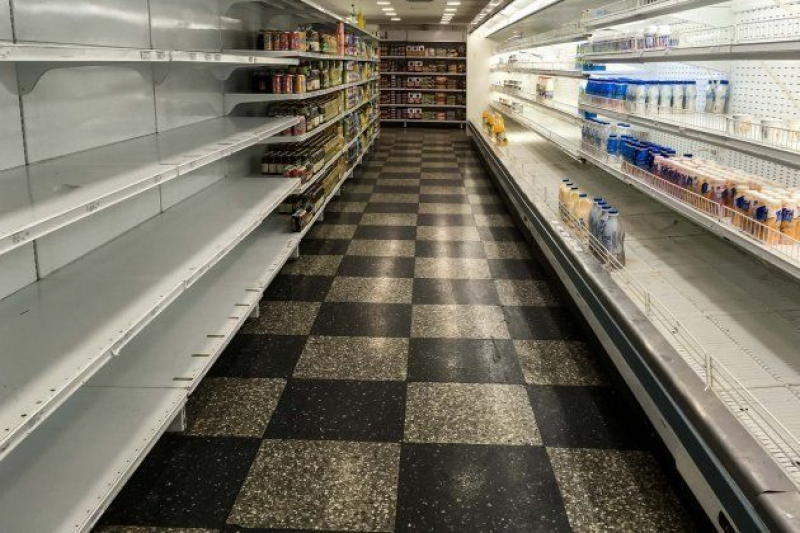 Estantes parcialmente vacíos de un supermercado en Caracas (Venezuela).