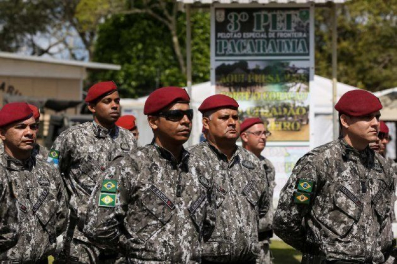 Soldados de la Fuerza Nacional de Seguridad brasileña en la ciudad de Paracaima.
