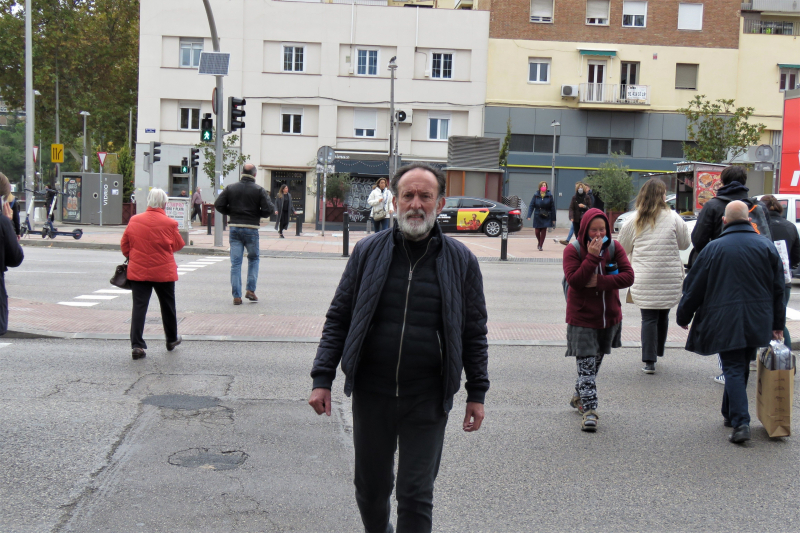 En primer plano, Vicente Lorenzo caminando por Madrid.