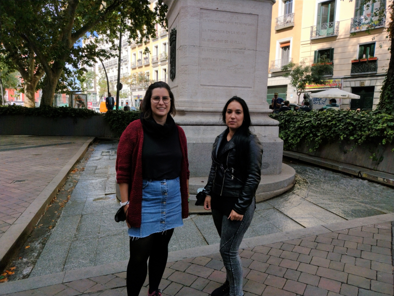 Soraya Barrul, a la derecha de la imagen, charla con su asistente social de A+familias, María Quesada, en la Plaza de Tirso de Molina (Madrid).