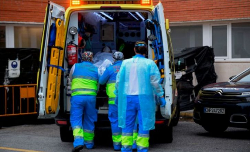 Varios sanitarios trasladan a un paciente de coronavirus al hospital 12 de Octubre de Madrid, el 28 de octubre de 2020