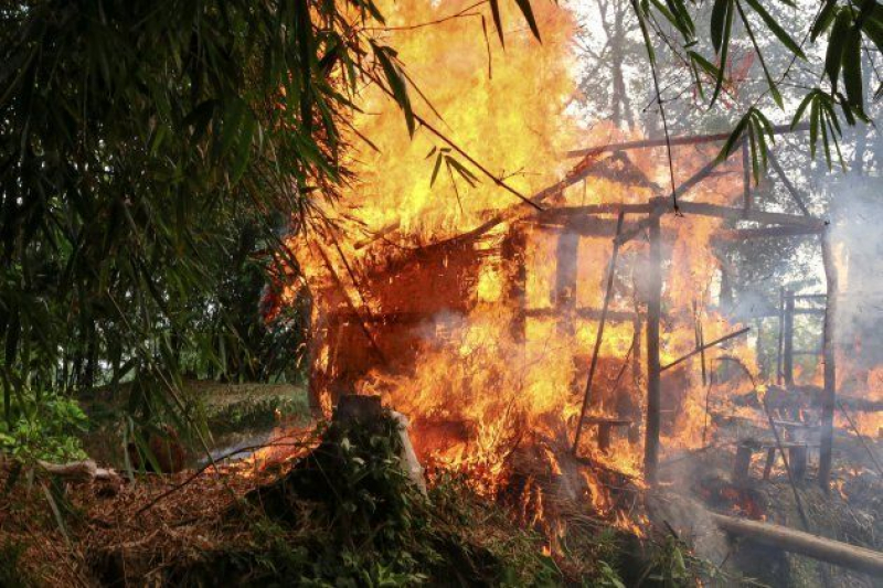 La casa de una familia rohingya en Gawdu Tharya, ardiendo durante las redadas del año pasado.