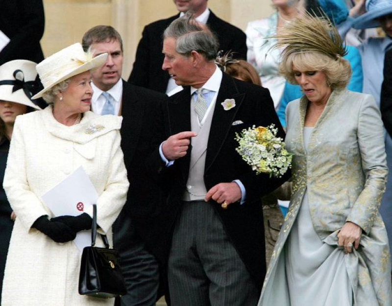 .Carlos y Camila en el día de su boda, junto a la reina Isabel.