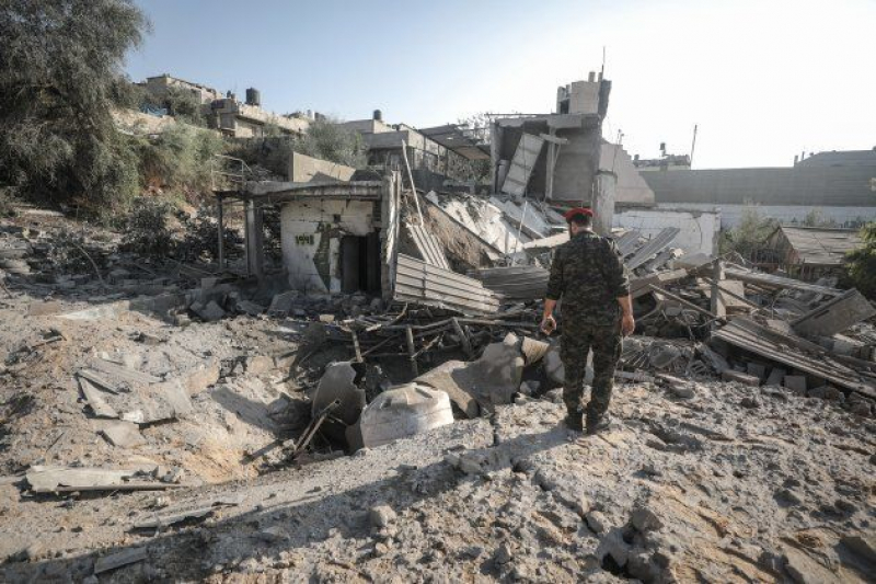 Fuerzas de seguridad de Gaza examinan los restos de una supuesta infraestructura de Hamás, destrozada por las bombas.