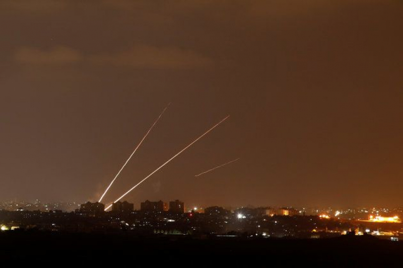 Imágenes de cohetes lanzados desde Gaza hacia Israel, tomadas desde Sderot.