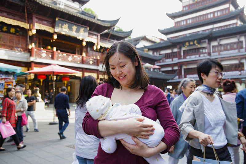 Tanxian, una madre china, da el pecho a su bebé en Shanghái.