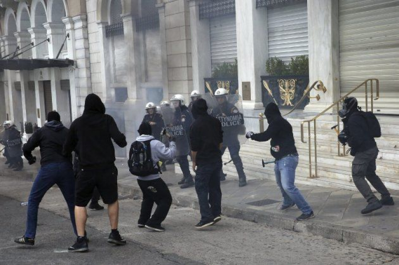 Los manifestantes se enfrentan a la policía en Atenas
