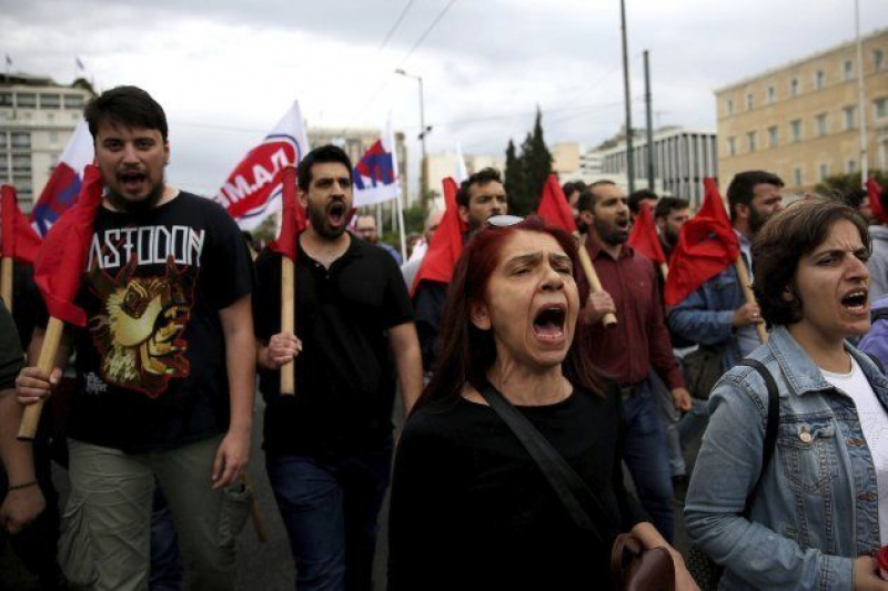 Activistas del sindicato comunista marchan en Atenas