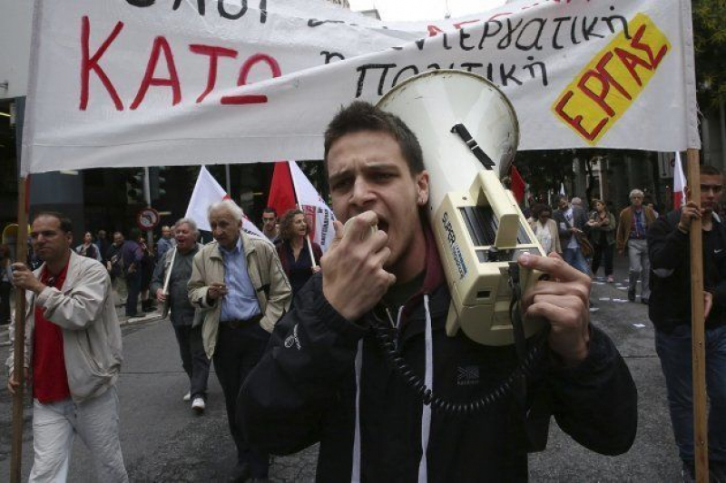 Un manifestante corea consignas en Atenas