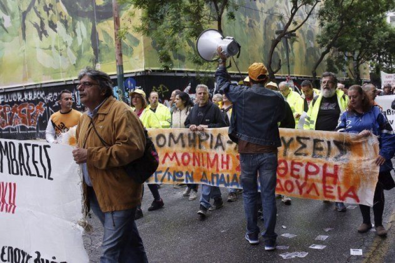 Varios manifestantes marchan en Atenas