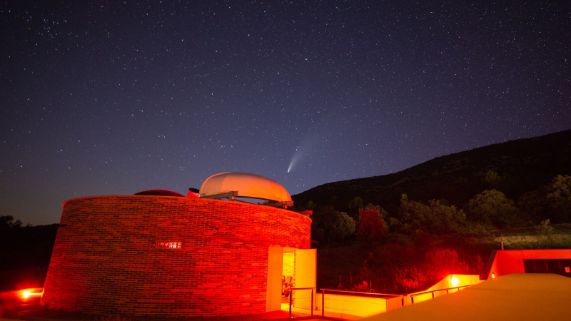 Cometa Neowise atravesando un cielo estrellado sobre el observatorio astronómico del Montsec.