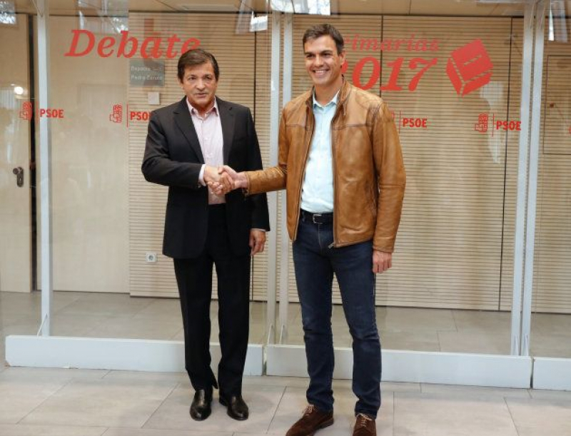 Javier Fernández saluda a Pedro Sánchez