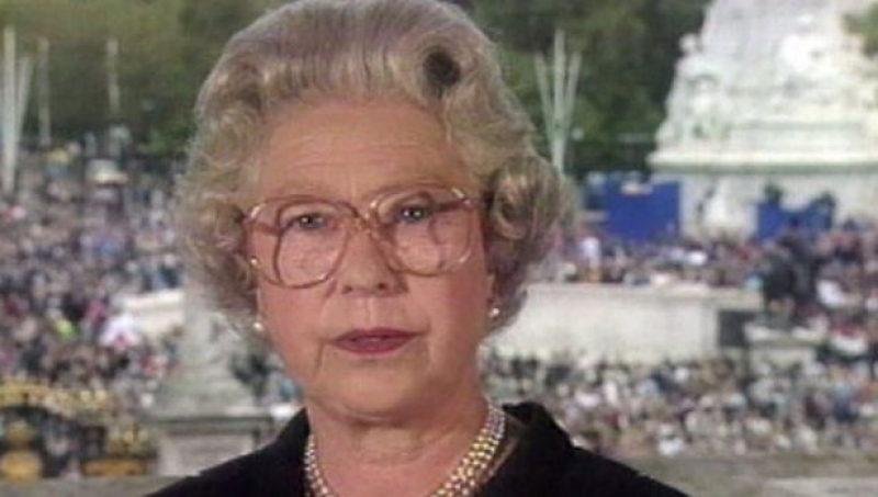 La reina Isabel II, en su histórico discurso en honor a Lady Di.