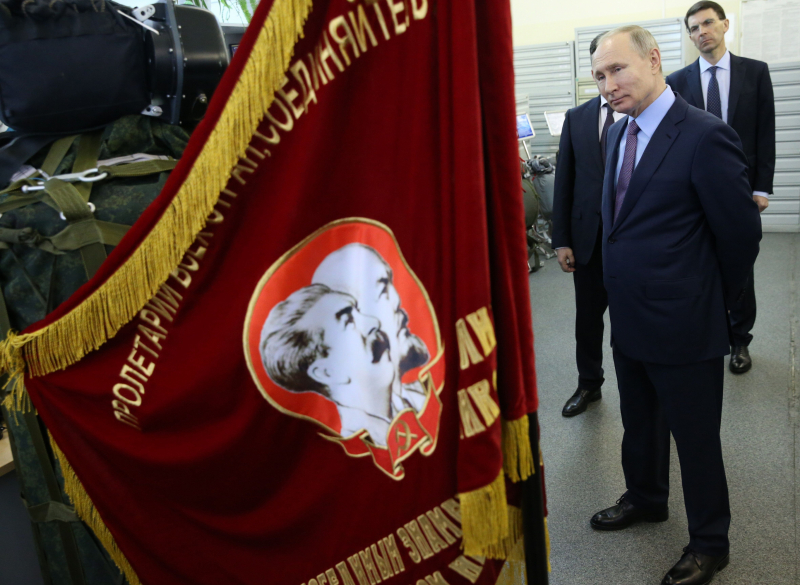 Putin mira una bandera con los rostros de Lenin y Stalin en una visita a paracaidistas em Ivanovo, en marzo de 2020.