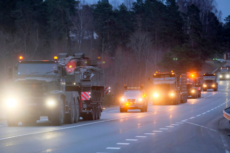 Un convoy militar británico, a su paso por la localidad letona de Liepupe.