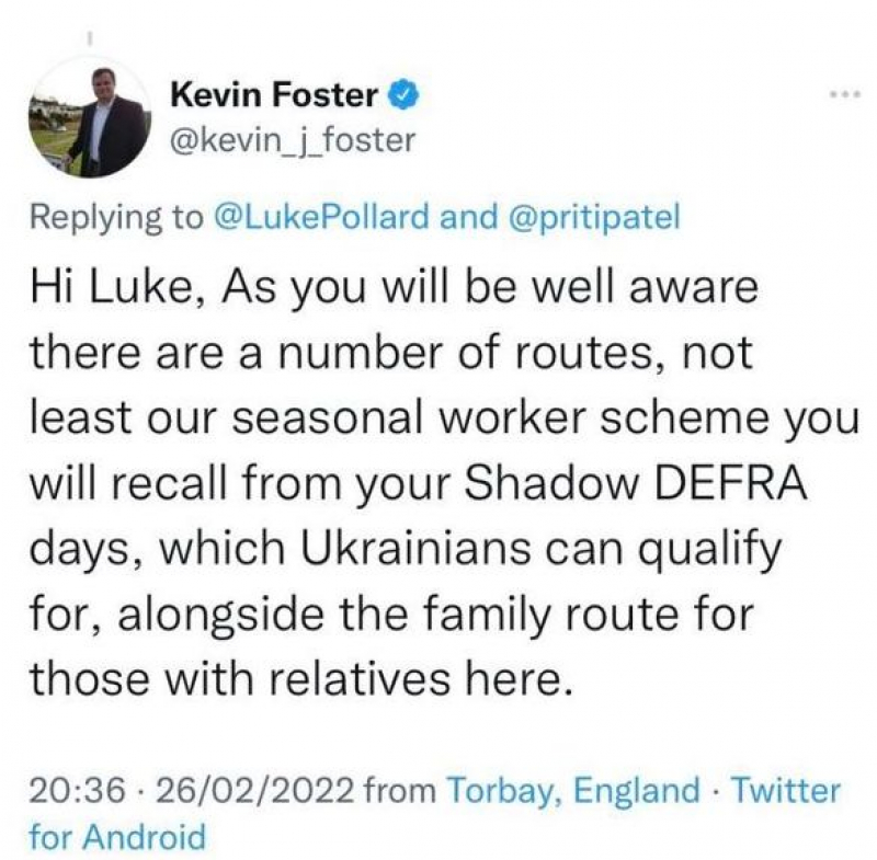 Tuit del secretario de Estado de Inmigración de Reino Unido animando a los refugiados ucranianos a ser temporeros.