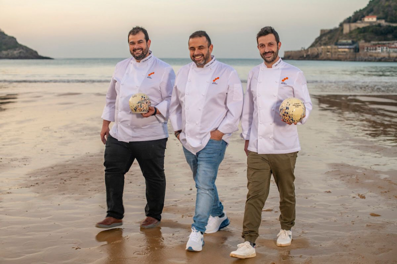 Iván Cerdeño y los hermanos Padrón en la playa de la Concha de San Sebastián con sus Soles Guía Repsol.