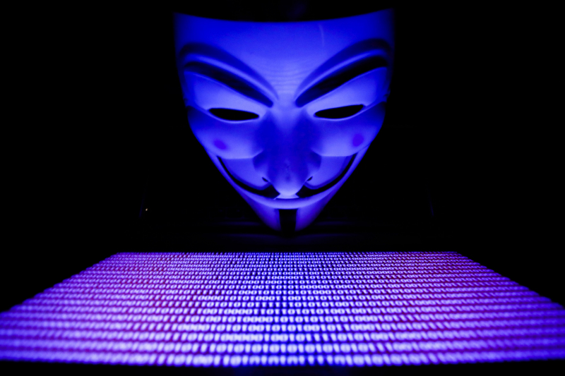 La máscara que identifica al grupo Anonymous, sobre una pantalla de ordenador.