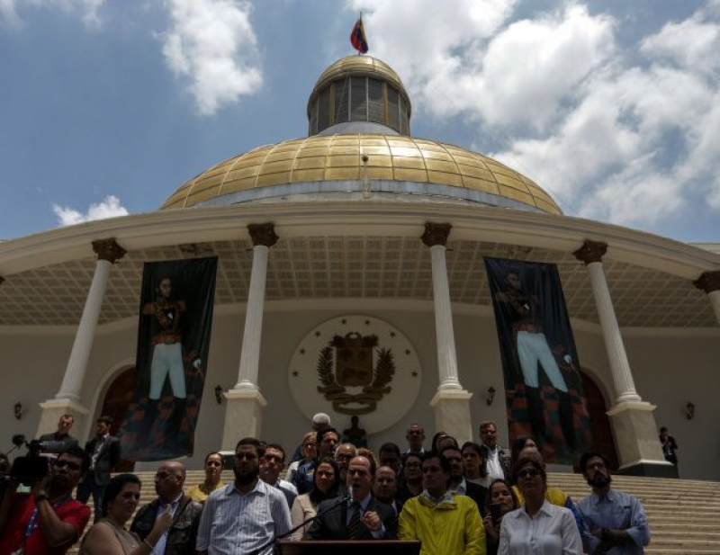 El presidente de la Asamblea Nacional de Venezuela, el opositor Julio Borges, durante su intervención tras conocer la sentencia del Supremo.