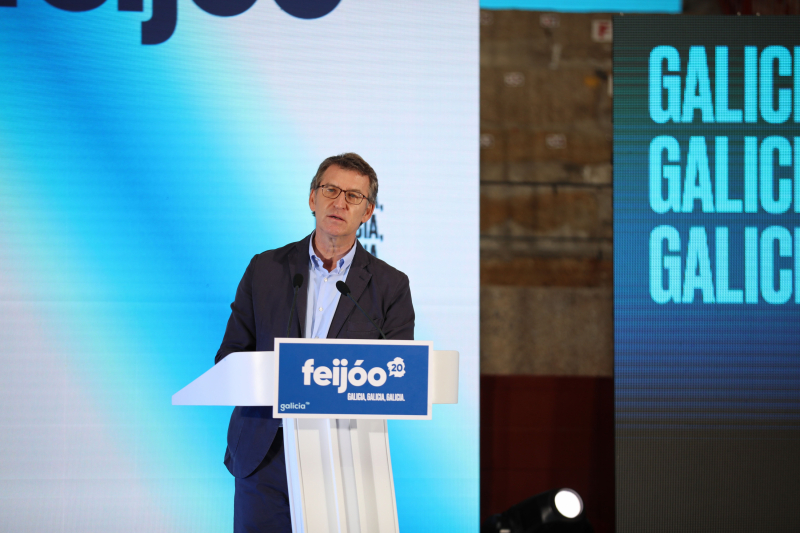 Alberto Núñez Feijóo, en un acto electoral en Pontevedra, en junio de 2020. El logotipo del PP se encuentra encima de la palabra Galicia.
