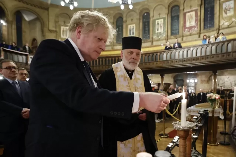 Boris Johnson en su visita sorpresa a una iglesia ucraniana del Reino Unido.