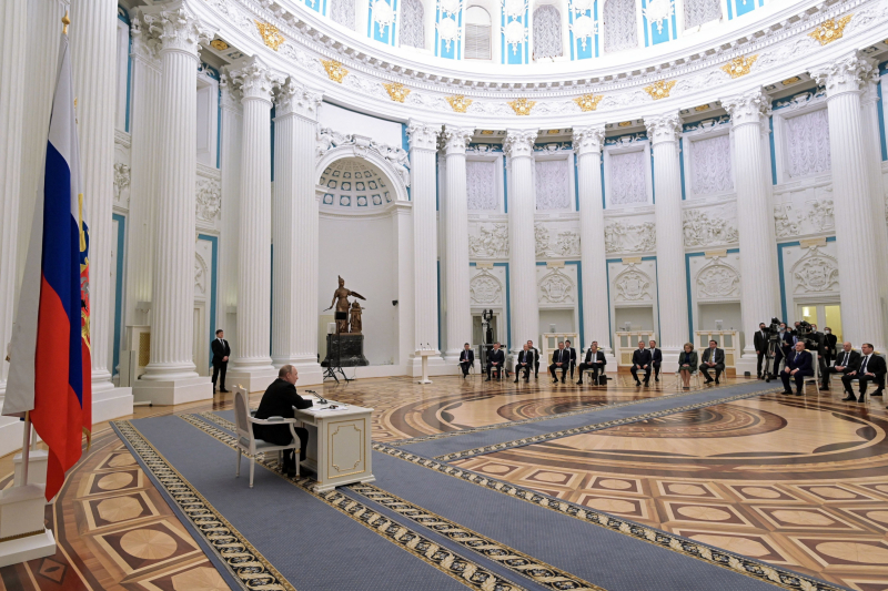 Vladimir Putin, reunido con los miembros del Consejo de Seguridad en Moscú, el 21 de febrero.
