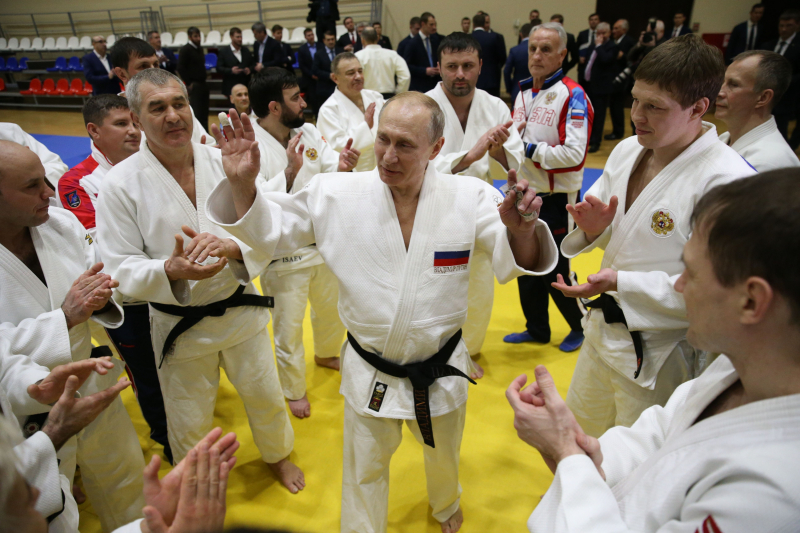 Putin, rodeado por el equipo nacional de judo en Sochi (Rusia), el 14 de febrero de 2014. 