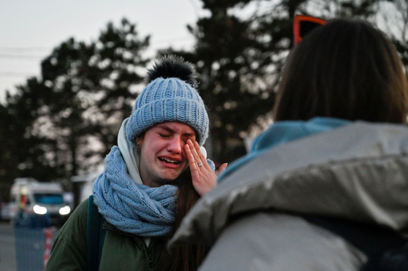 Una joven ucraniana llora tras cruzar la frontera con Rumanía.