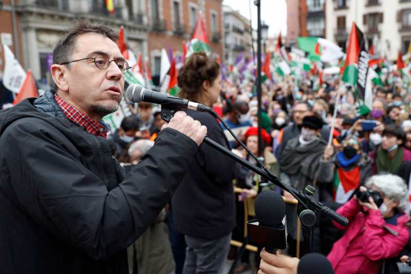 El cofundador de Podemos Juan Carlos Monedero pronuncia un discurso durante la concentración por la autodeterminación del pueblo saharaui.